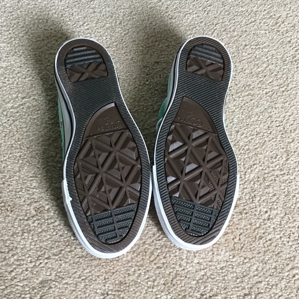 LIKE NEW Converse chuck taylor all star low tops - Picture 6 of 6